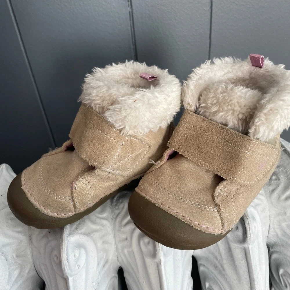 Stride Rite Tan toddler Boots with  White Fur size 4.5